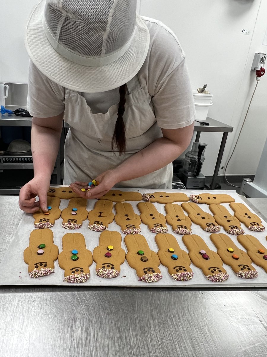 charmant_gm's tweet photo. 英国ハフキンスご紹介③
🥣ハフキンスのスコーンは、創業当時から職人の手ごね製法。
毎朝、ベーカリーのオーブンから立ちのぼる香りは、コッツウォルズの街の目覚まし時計のよう🕰️
「変わらない味」を今日もひとつひとつ焼いています。
#Huffkins #ハフキンス #英国ベーカリー #スコーン #札幌丸井今井スコーンパーティー #三越伊勢丹PR #スコパ #英国展