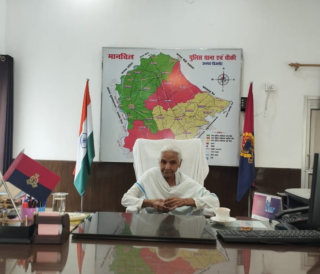 DutyFamilyHonor's tweet image. कक्षा 8 तक पढ़ी थी, पिता फौजी थे, स्वतंत्रता संग्राम सेनानी थे, परदादा भी फौजी थे l 
अपने बच्चों को DM/SP बनाना चाहती थी l 
IIT पास करने से खुश थी पर SP बनने के बाद उनकी खुशी का कोई ठिकाना नहीं था l
सात साल से आपने पाला था, आज जो कुछ भी हूँ  आपसे हूँl 
आशीर्वाद बनाये रखना दादी 🙏