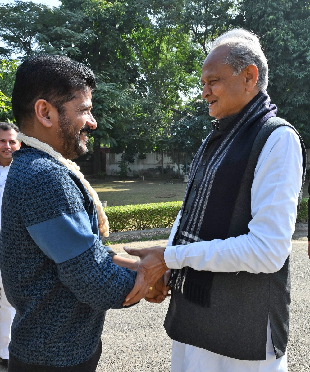 ashokgehlot51's tweet photo. तेलंगाना के मुख्यमंत्री श्री रेवंत रेड्डी को जन्मदिन पर हार्दिक बधाई एवं शुभकामनाएं।

मैं ईश्वर से आपके अच्छे स्वास्थ्य एवं दीर्घायु होने की प्रार्थना करता हूं। @revanth_anumula https://t.co/I6sM568e2E