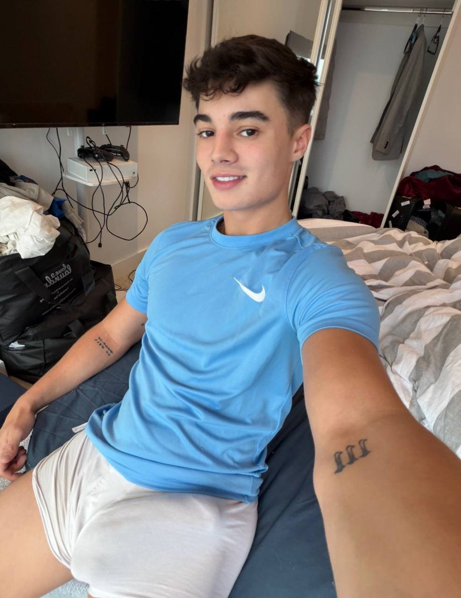 dejajpg's tweet photo. Can you tell if I have a boyfriend or not? https://t.co/HzkjiLmHgJ