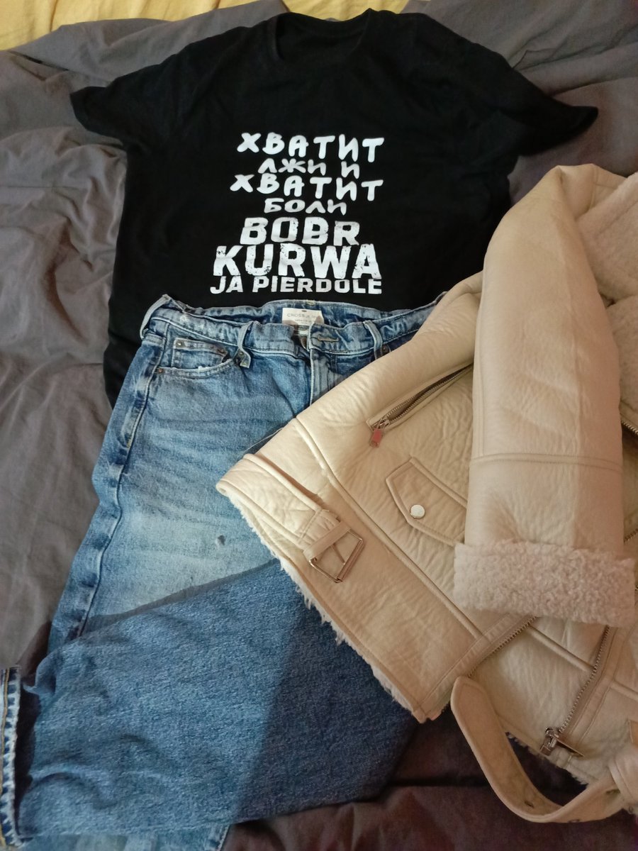 Как бы не было стабильно хуево, но лук для поездки в клинику надо подобрать)
Легкий макияж ща и поеду, решила пораньше, что бы уколы сделать сразу, после них чуть полегче