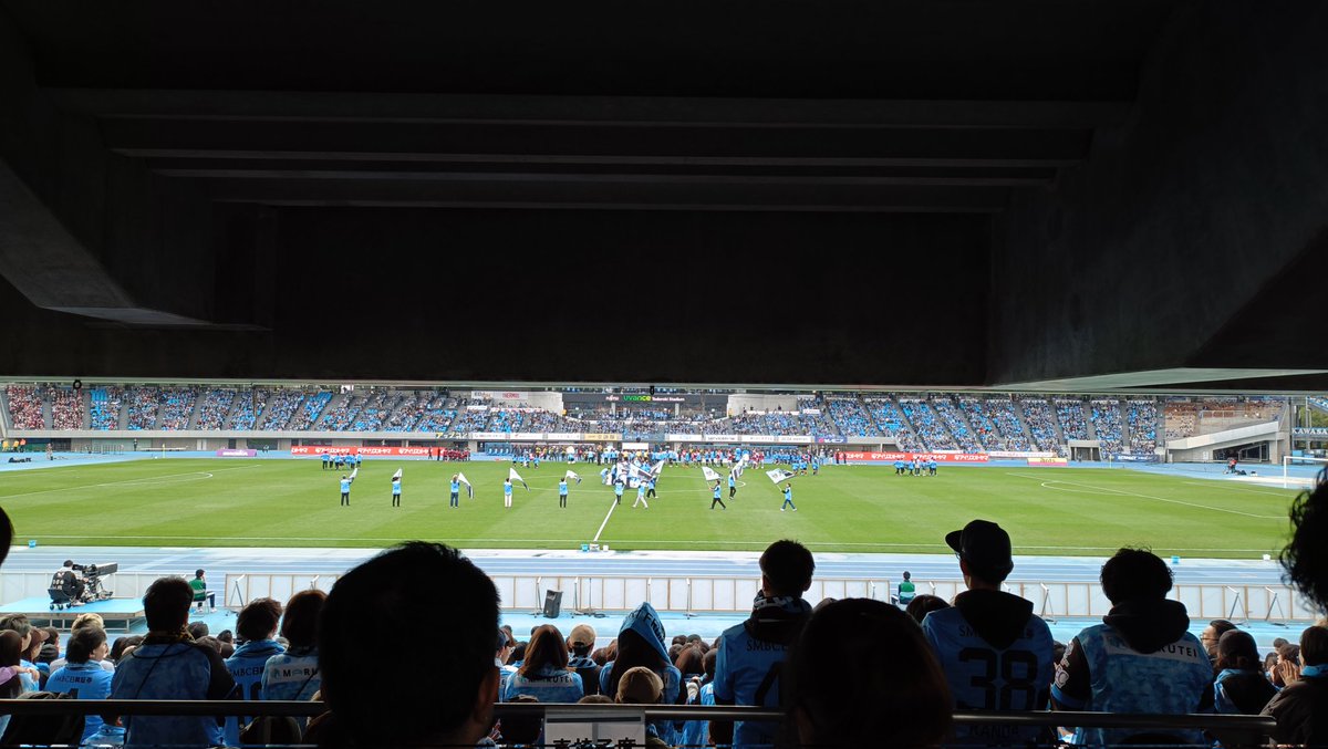 iruka12go's tweet image. 川崎vs岡山、選手入場！明日は雨だけに、試合が今日で良かった！爽やかな秋の空気の下で、間もなくキックオフ！