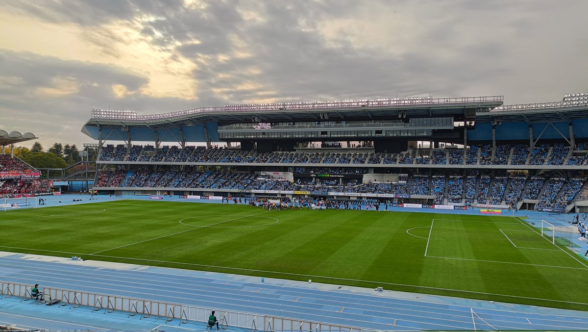 iruka12go's tweet image. 川崎vs岡山、選手入場！明日は雨だけに、試合が今日で良かった！爽やかな秋の空気の下で、間もなくキックオフ！