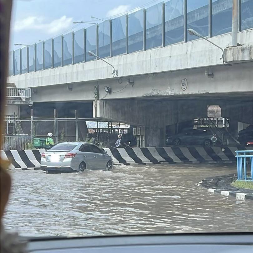 fm91trafficpro's tweet photo. 13.02 น. ถนนรัตนาธิเบศร์ ขาออก จุดกลับรถใต้สะพานพระนั่งเกล้า น้ำท่วมสูง รถเล็กยังพอผ่านได้ #รายงานจราจร #รถติด #น้ำหนุนสูง #FM91 

ภาพ : ข่าวนนทบุรี ถึงชาวนนทบุรี https://t.co/E1vFazng3L