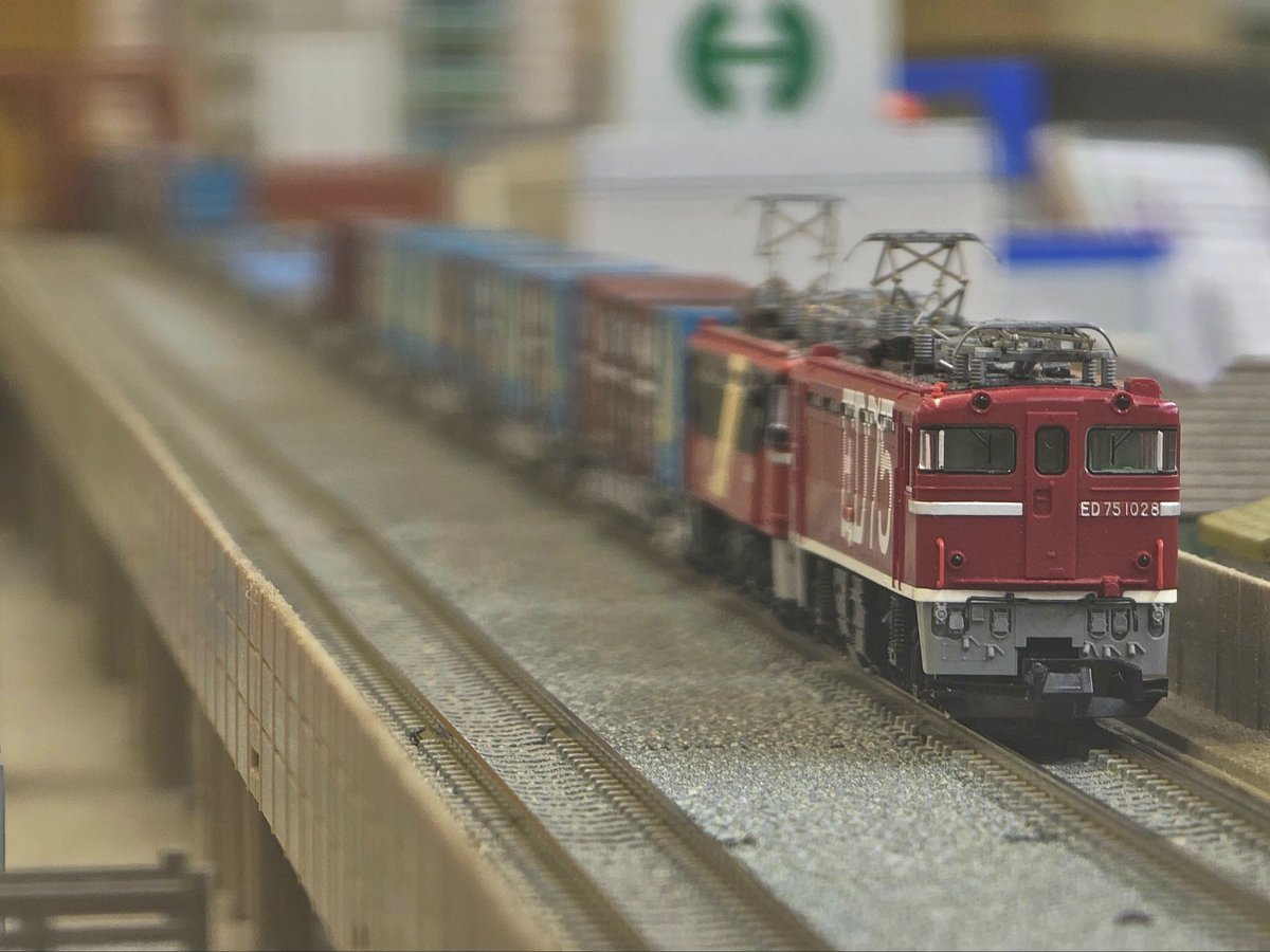 3560レと75のコキ100系貨物
自分の世代とは合いませんがこの時代の貨物が一番好きです
3560レはトキ21500がついてるので好きです
#EF65 #ED75 #貨物 #Nゲージ