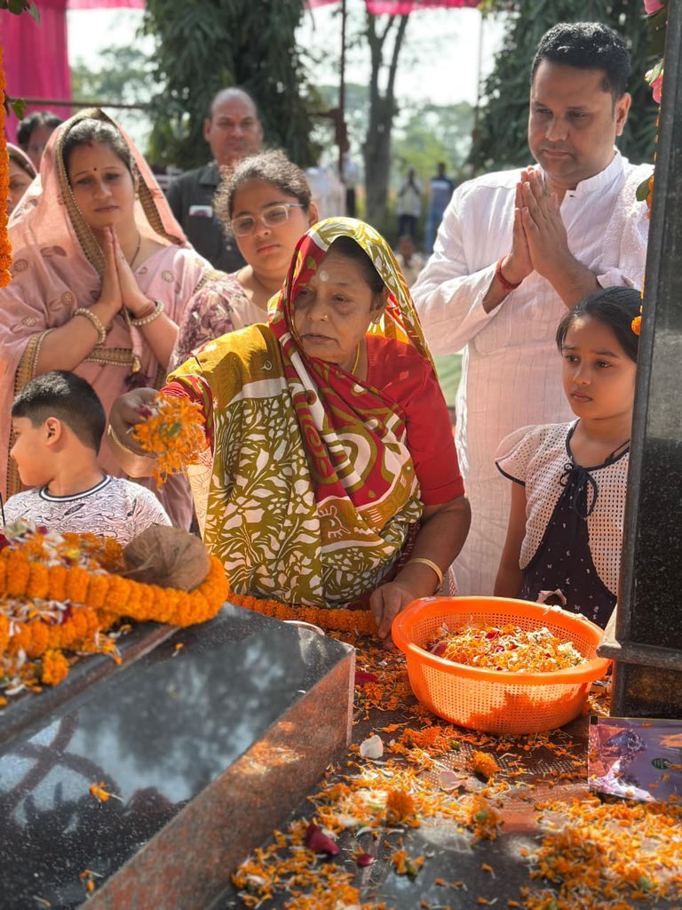 umeshpatelcgpyc's tweet image. आज पिताजी की जन्म जयंती के अवसर पर समाधि स्थल शांति बगिया, नंदेली में पिताजी और बड़े भैया की समाधि पर श्रद्धा सुमन अर्पित किया।