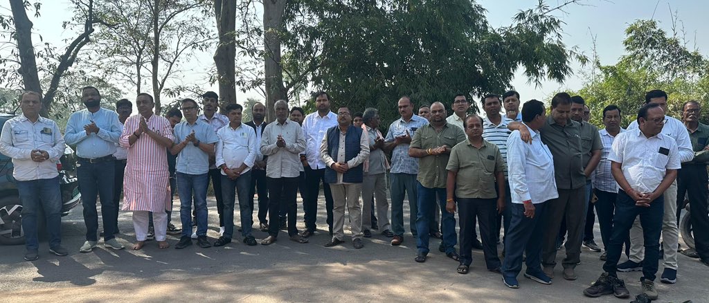 umeshpatelcgpyc's tweet image. आज पिताजी की जन्म जयंती के अवसर पर समाधि स्थल शांति बगिया, नंदेली में पिताजी और बड़े भैया की समाधि पर श्रद्धा सुमन अर्पित किया।