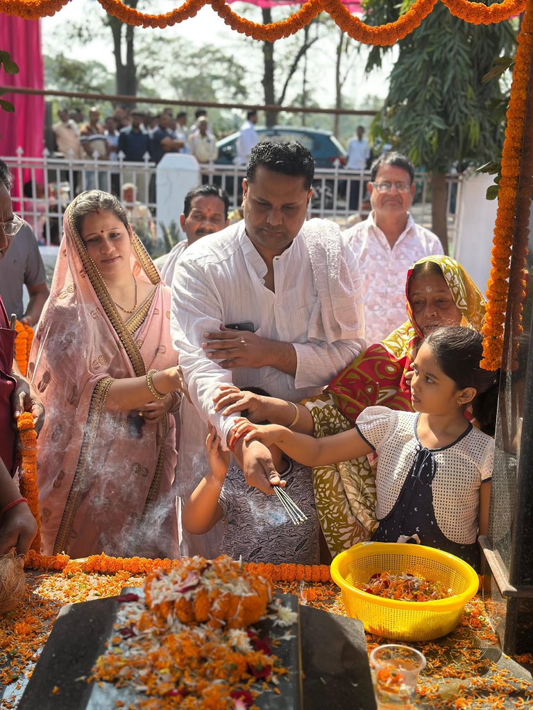 umeshpatelcgpyc's tweet image. आज पिताजी की जन्म जयंती के अवसर पर समाधि स्थल शांति बगिया, नंदेली में पिताजी और बड़े भैया की समाधि पर श्रद्धा सुमन अर्पित किया।