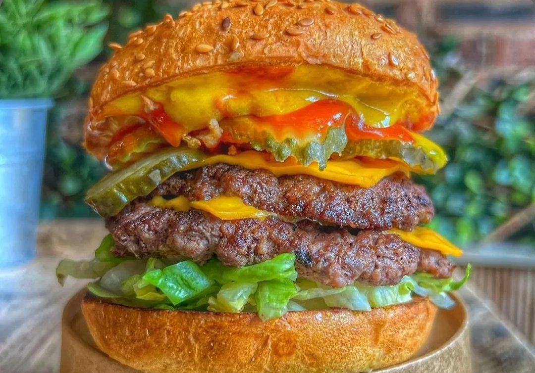 Once again the county town's best burger for a fiver.

And still no🍍:-)