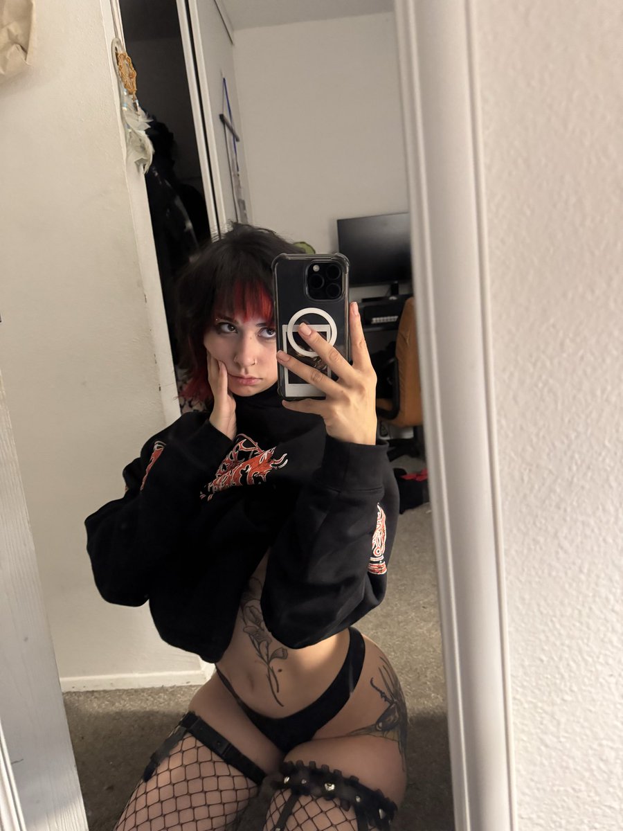 Just a late night post with some cute flicks I took 🙂‍↕️ 

#alternativegirl #of #fishnets