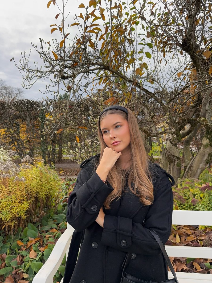 John8Isabella's tweet photo. Hello Autumn 🍁
Boston is dressed in a bright orange and yellow.
Leaves are falling, the wind is cold, and people's hearts are suddenly light 🍃
#BostonFall #AutumnVibes #FallInBoston https://t.co/GHU86rOyZp