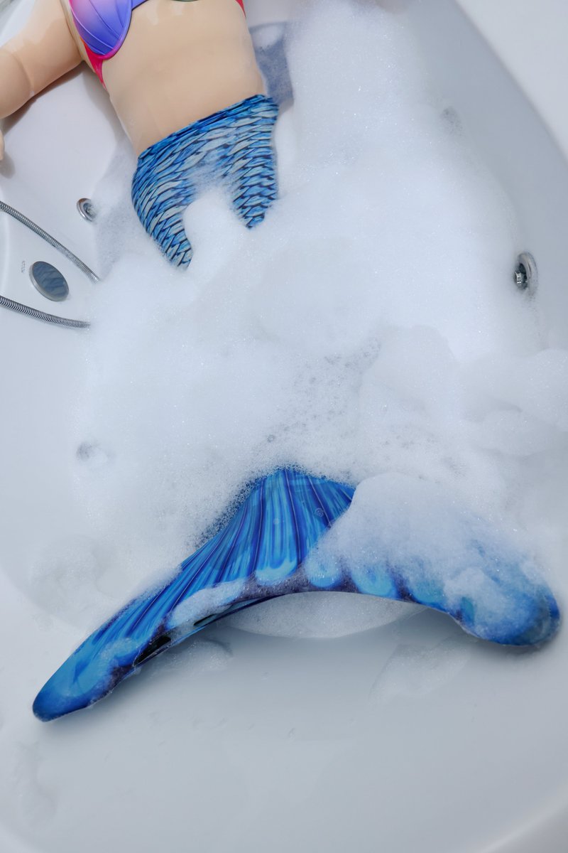 【スイレン🧜🏻‍♀️】  
週末は仕事の疲れを癒すための時間です~~  
📷<a href="/TohmaMasaki/">塔馬マサキ</a>

#いい泡の日 
#いいおっぱいの日 
#いいお肌の日
＃着ぐるみ #kigurumi