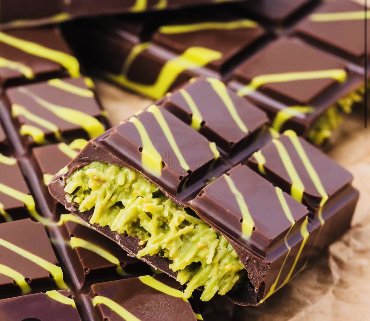 شاهدت فيديو لعربية مقيمة في امريكا تدعو لمقاطعة شيكولاتة دبي بمزاعم الأسطوانة المشروخة: حقوق العمال مستخدمة مصطلح Forced Labour التى تعنى إجبار العمال على العمل بنظام السخرة. ولا أعلم من أين اتت بهذه الكذبة وبكذبة اخرى هى سرقة ذهب السودان وكأنما الإمارات تحتاج إلى ذلك. 
سيدة كل