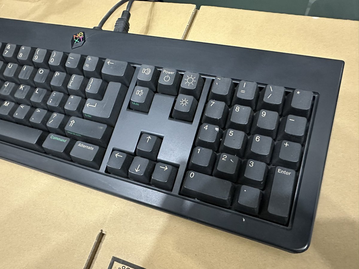 oldpc_love's tweet image. Dimensionで カラー化したcubeもNon ADBのマウスとキーボードを繋ぎたかったのですが、結局NonADBの SoundBoxを手に入れる事が出来なかった。少々高くても買っておくべきだったと今更ながら後悔しています。
#NeXTcube