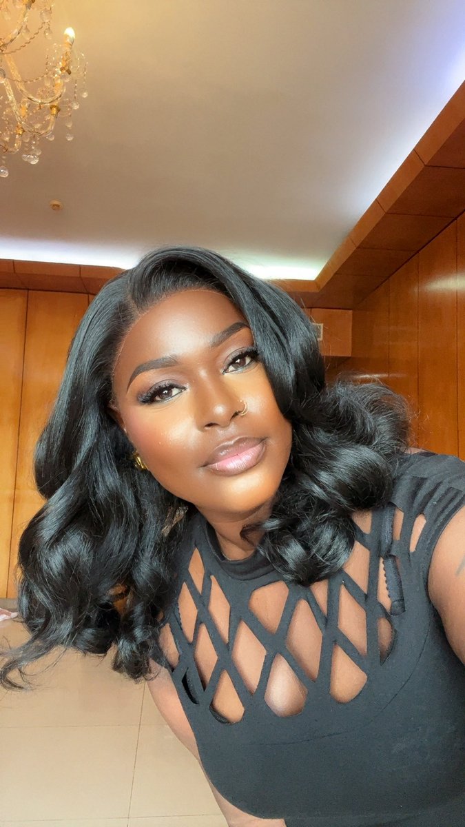 Mz_Tosyn's tweet photo. Okay let’s talk about my recent hair collections that yall like, this is my new business (adding to perfume business), they are synthetic hair and the best you can ever get. I’m going to be posting some videos so that you guys can see how durable they are, they won’t stress you like humans hair and they stay styled all day!!! I’ve been wearing some for weeks and the styles and curls are still intact 😍😍😍 you can use hot comb or curlers with them (on low heat). I have to get some and test them for months before I decided to bring it to my ladies. They are affordable but look VERY EXPENSIVE (y’all have seen me wear them) my dm is open if you want to order, we have in different styles and I’ll be posting pictures and videos on my business page @EmeraldSig please RT if you see this on your TL