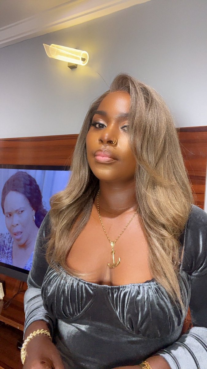 Mz_Tosyn's tweet photo. Okay let’s talk about my recent hair collections that yall like, this is my new business (adding to perfume business), they are synthetic hair and the best you can ever get. I’m going to be posting some videos so that you guys can see how durable they are, they won’t stress you like humans hair and they stay styled all day!!! I’ve been wearing some for weeks and the styles and curls are still intact 😍😍😍 you can use hot comb or curlers with them (on low heat). I have to get some and test them for months before I decided to bring it to my ladies. They are affordable but look VERY EXPENSIVE (y’all have seen me wear them) my dm is open if you want to order, we have in different styles and I’ll be posting pictures and videos on my business page @EmeraldSig please RT if you see this on your TL