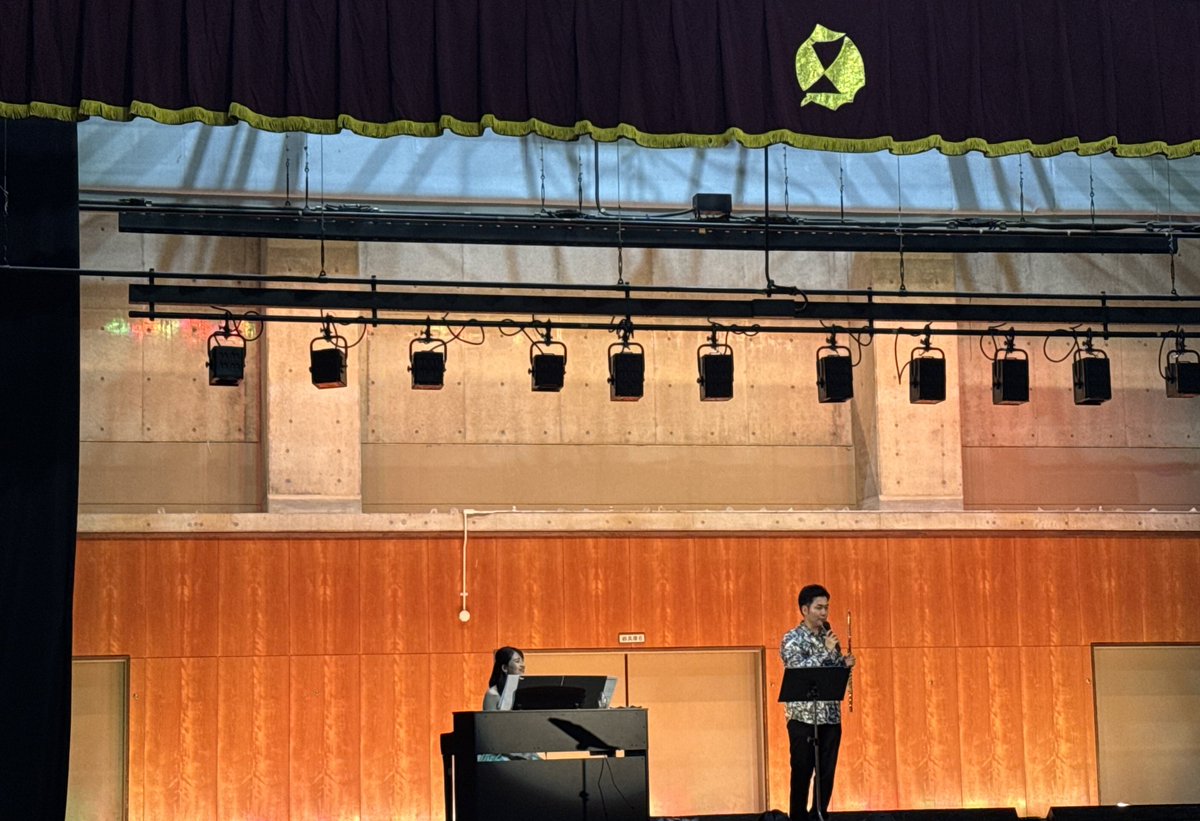 昨日、京都府立朱雀高校定時制の文化祭にお招きいただき、あゆみちゃん（佐藤亜友美さん）と約1時間のコンサート、とても楽しく演奏してまいりました✨✨