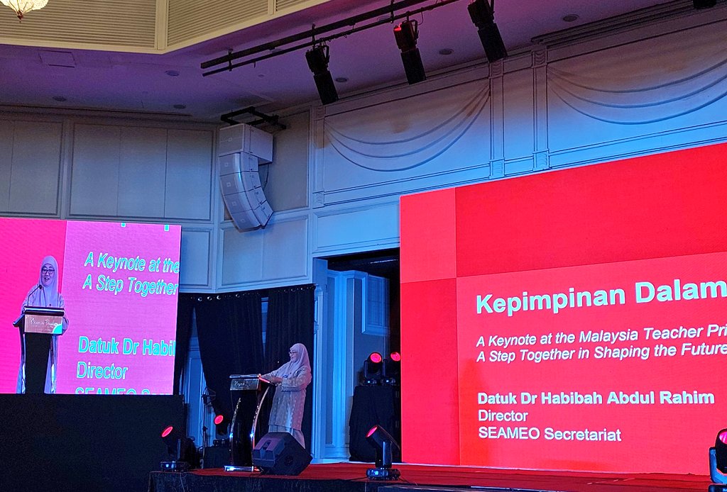 BrendanChng's tweet photo. Datuk Dr. Habibah Abdul Rahim from @SEAMEO_S now delivering the second keynote of #MTPsummit2025! 

TIL she was once a Biology teacher! https://t.co/txNsgfdqxx