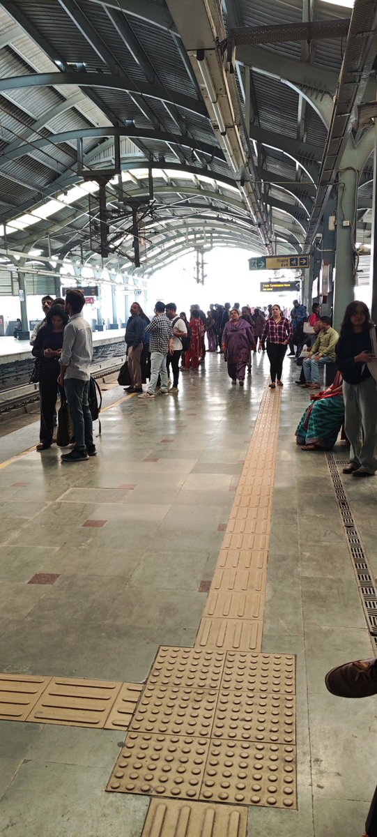bakpackdeepak's tweet photo. @OfficialDMRC Badarpur border metro station metro he nhi aa rahi hai yaha par to https://t.co/VNnuP6jbJR