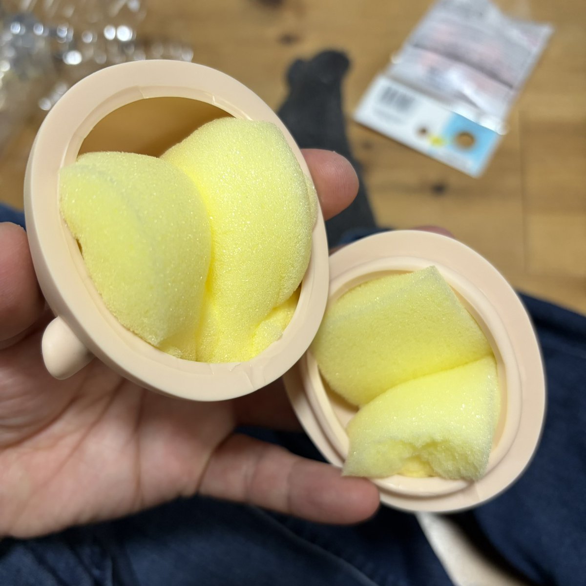 Kouichi_Takaoka's tweet image. さて,真尋さんの可動アイ化です。予定通り,dolfunさん法です。

スポンジ入れたあとにアイを入れた方が個人的には楽でしたねえ。あとブルータックくっつけて操作すると,少しだけ回転出来ます。

真尋「ウィッグをなぜ付けなかった()」

テスト時の写真なんよ。許せ()