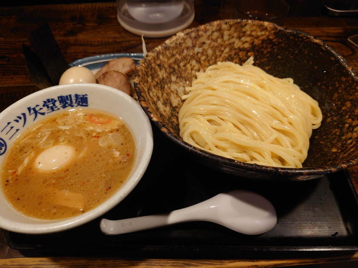 ARR_moun's tweet photo. 本日のラーメン！
煮卵付いてるのにトッピングで追加しちゃった⸜( ˶ ᐛ˶)⸝
でも煮卵美味いから何個食べたっていい https://t.co/bD2oaXTReB