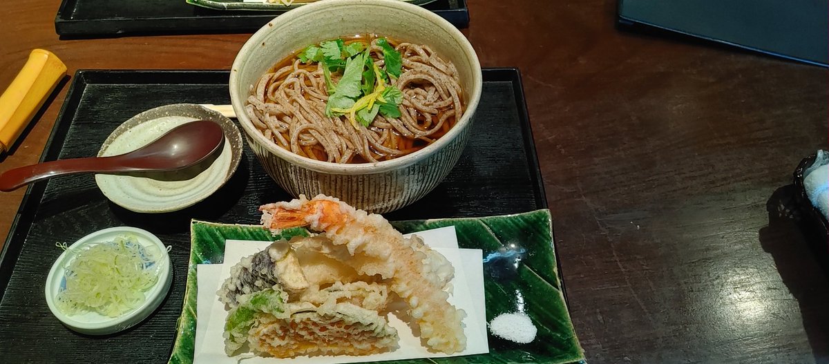 今日は法事の為、あきる野市迄行ってきました。お昼ごはんには2800円もする天麩羅蕎麦、地元では有名店だそうです🎵
＃天麩羅蕎麦
＃お釜
＃オカマ
＃おかま
#飲み屋