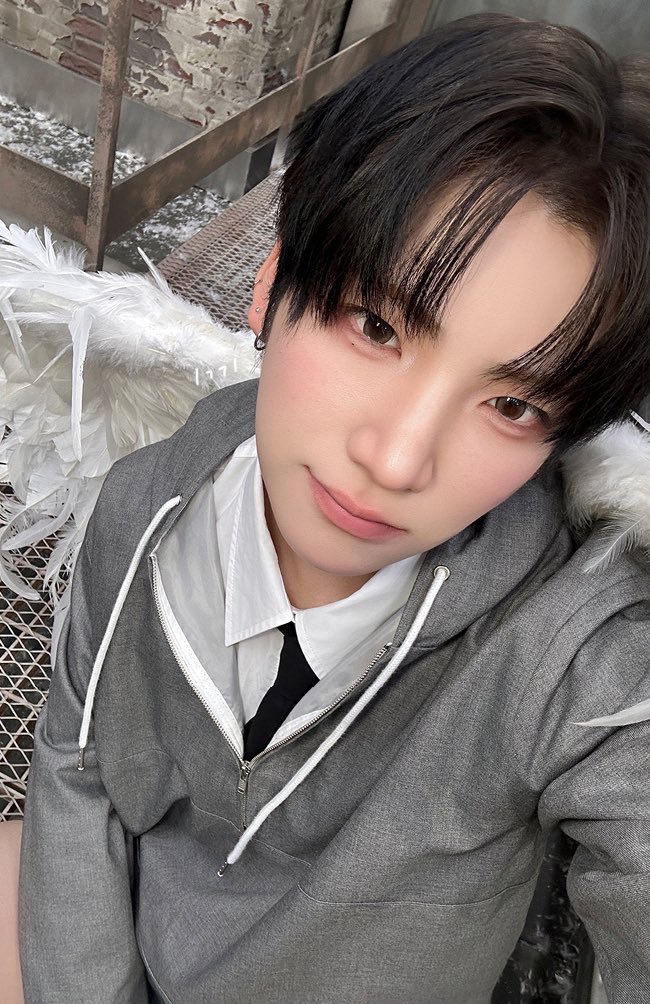 남자 아이들 셀카 수준
절대 왼쪽 아래를 보지마.