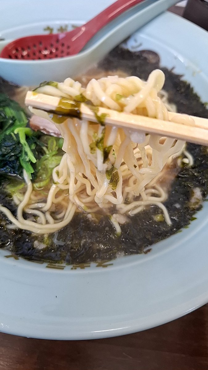 unkoburyibty's tweet photo. ラーメンショップ 愛荘店 
黒バラのりラーメン（950円）

冬タイヤ交換に岐阜に向かう途中に立ち寄り
前回食べてここの板海苔あまり好きじゃなかったのでバラ海苔に
ラーメン全体に海苔の風味が広がってＯＣ
普段レンゲ使わない派なので2個は邪魔くせえ https://t.co/6H9ARvsB9S