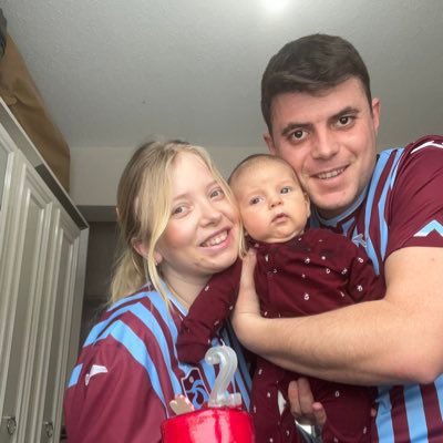 Van’da 16 yaşındaki ehliyetsiz bir sürücü göl kıyısında yürüyen aileye çarptı. 

Kazada, Ümran Öksüzoğlu hayatını kaybetti, eşi Erhan Öksüzoğlu ile 5 aylık çocukları yaralandı.

Kazaya neden olan sürücü tutuksuz yargılanmak üzere 4 ay sonra SERBEST bırakıldı.

 #ÜmraniçinAdalet