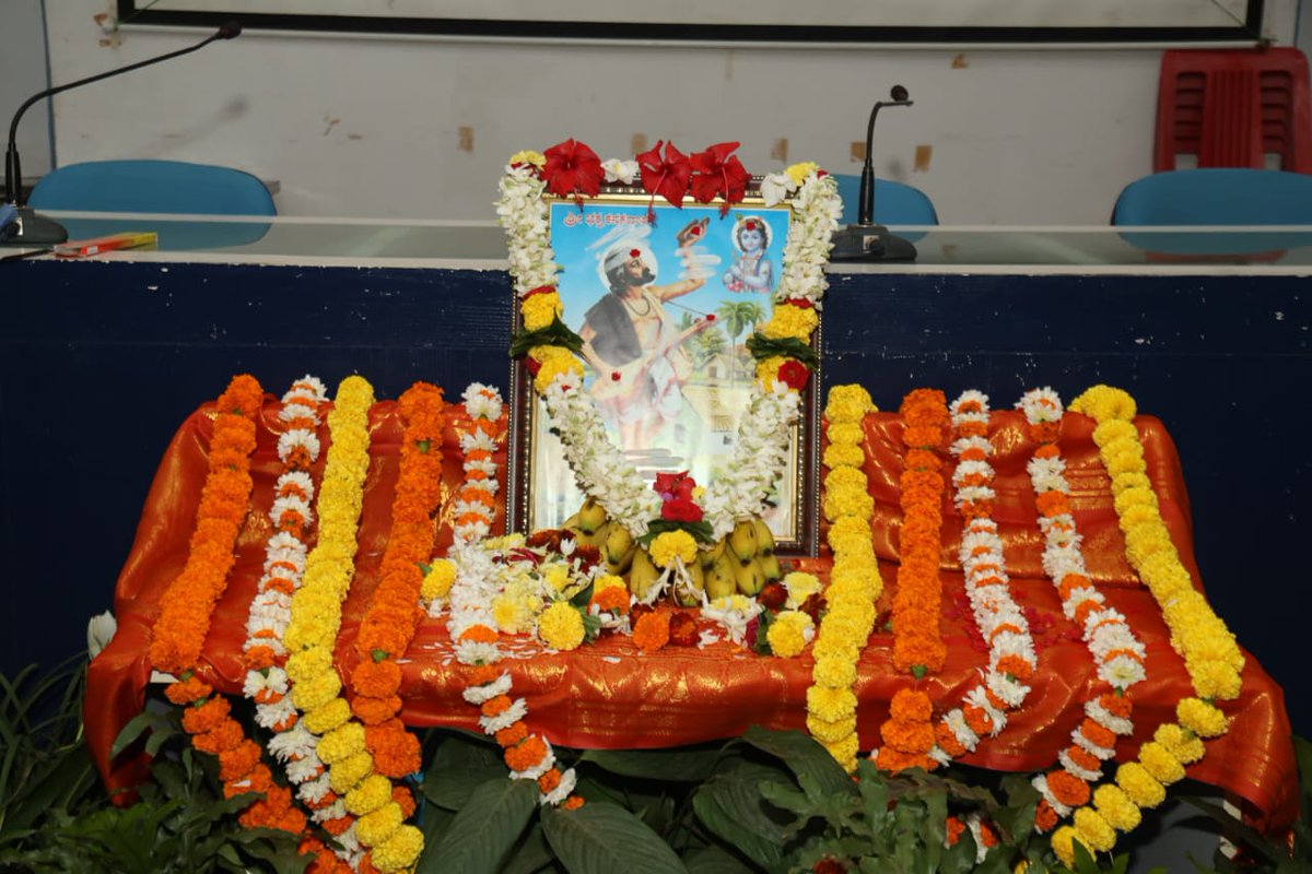 HdmcHubliDwd's tweet image. ಹುಬ್ಬಳ್ಳಿಯ ಪಾಲಿಕೆಯ ಕಚೇರಿಯಲ್ಲಿ ಕನಕದಾಸ ಜಯಂತಿಯ ಅಂಗವಾಗಿ ಕನಕದಾಸರ ಭಾವ ಚಿತ್ರಕ್ಕೆ ಪುಷ್ಪಾರ್ಪಣೆ ಮಾಡಿ ನಮನ ಸಲ್ಲಿಸಲಾಯಿತು . ಈ ಸಂಧರ್ಭದಲ್ಲಿ ಪಾಲಿಕೆಯ ಮುಖ್ಯ ಲೆಕ್ಲಾಧಿಕಾರಿಯಾದ ಶ್ರೀ ಶಂಕರನಾಂದ ಬನಶಂಕರಿ ಹಾಗೂ ಪಾಲಿಕೆಯ ಸಿಬ್ಬಂದಿಗಳು ಉಪಸ್ಥಿತರಿದ್ದರು
.
.
.
.
.
#hdmc | #hubli | #hublidharwad |