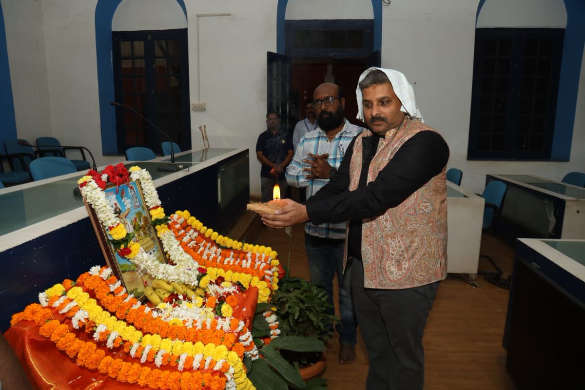 HdmcHubliDwd's tweet image. ಹುಬ್ಬಳ್ಳಿಯ ಪಾಲಿಕೆಯ ಕಚೇರಿಯಲ್ಲಿ ಕನಕದಾಸ ಜಯಂತಿಯ ಅಂಗವಾಗಿ ಕನಕದಾಸರ ಭಾವ ಚಿತ್ರಕ್ಕೆ ಪುಷ್ಪಾರ್ಪಣೆ ಮಾಡಿ ನಮನ ಸಲ್ಲಿಸಲಾಯಿತು . ಈ ಸಂಧರ್ಭದಲ್ಲಿ ಪಾಲಿಕೆಯ ಮುಖ್ಯ ಲೆಕ್ಲಾಧಿಕಾರಿಯಾದ ಶ್ರೀ ಶಂಕರನಾಂದ ಬನಶಂಕರಿ ಹಾಗೂ ಪಾಲಿಕೆಯ ಸಿಬ್ಬಂದಿಗಳು ಉಪಸ್ಥಿತರಿದ್ದರು
.
.
.
.
.
#hdmc | #hubli | #hublidharwad |