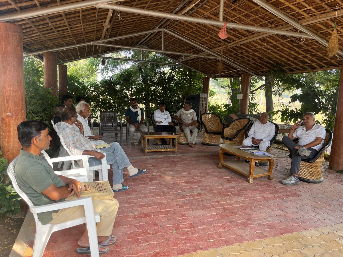 आज सिवाना निज निवास पर आयोजित जनसुनवाई कार्यक्रम में देवतुल्य जनता से आत्मीय भेंट की, उनकी समस्याओं को सुना तथा उनके निवारण हेतु संबंधित अधिकारियों को आवश्यक दिशा निर्देश दिए। 

<a href="/BhajanlalBjp/">Bhajanlal Sharma</a> <a href="/BJP4India/">BJP</a> <a href="/BJP4Rajasthan/">BJP Rajasthan</a>

#HameerSinghBhayal #Siwana #BJP4IND #BJP4Rajasthan