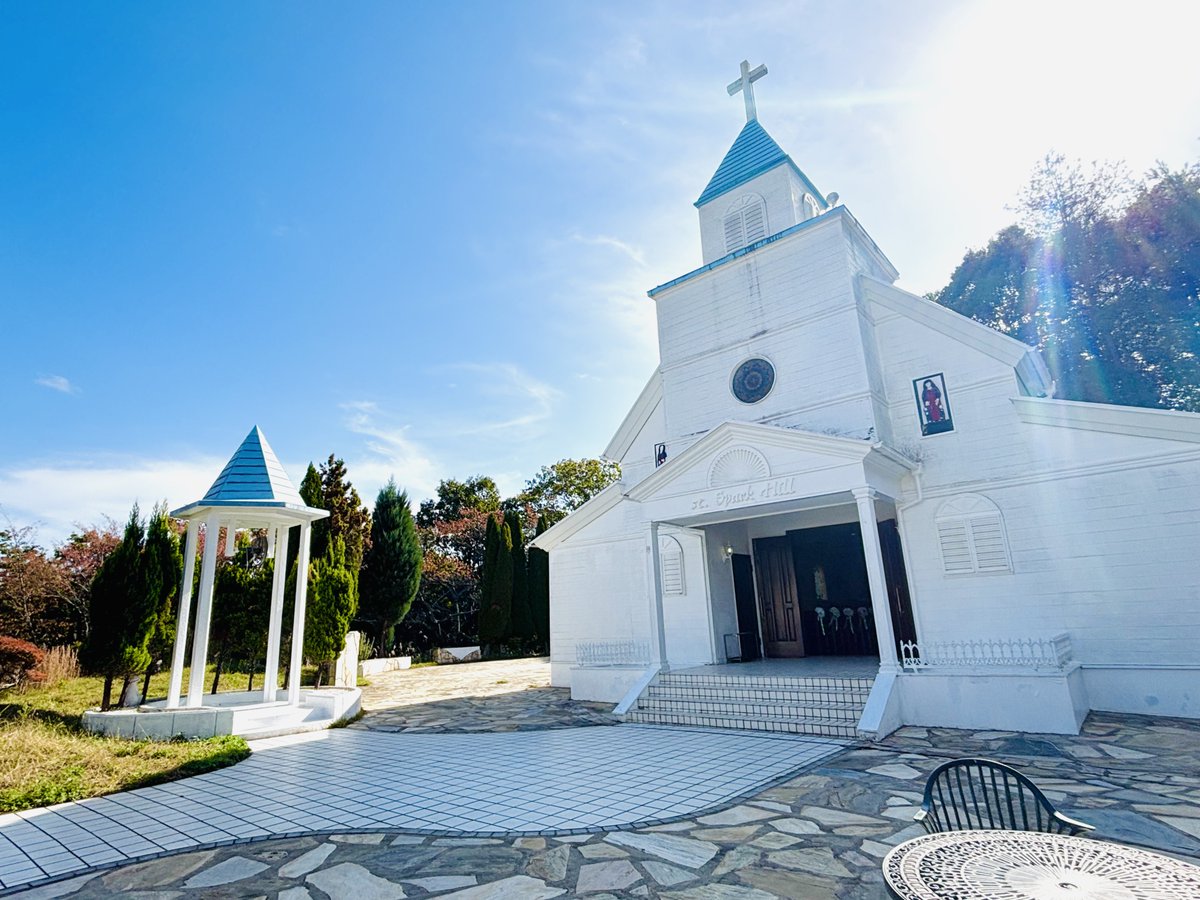 本日11/11は「恋人たちの日」らしいです…♡

現在公開中の『聖スパークヒル教会』は、訪れると「永遠の愛」が約束されるという言い伝えのある、ハワイのカウアイ島の伝承を継ぐ聖地なんですよ😊

ご宿泊の方は全員入れます。ぜひこの機会に訪れてみてください💒💍✨