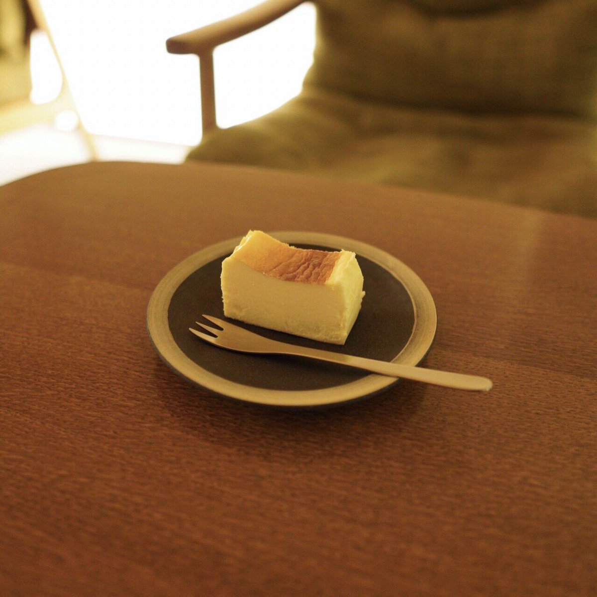 ashijimacoffee's tweet photo. 【 喫茶葦島 スイーツのご紹介 】

三条チーズケーキ

上質な生乳をそのままチーズケーキにしたかのようです。
濃厚な味ながら後口は溶けるように滑らか。米粉をはじめ国産の高品質な原料のみを使用し、素材の良さを丁寧に表現。
グルテンフリーです。

珈琲にも良く合います。

#三条チーズケーキ https://t.co/1WrJB162JO