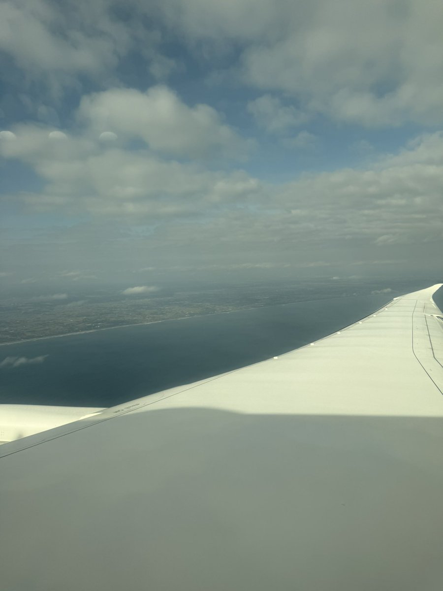 МИАТ JAL тай хамтарч ажилладаг болсноос хойш 2-р терминал дээр буудаг болсон.  Хуучин ANA тай байхад 1 дээр буудаг байсан. Уул нь 1 нь арай аятайхан санагддаг.