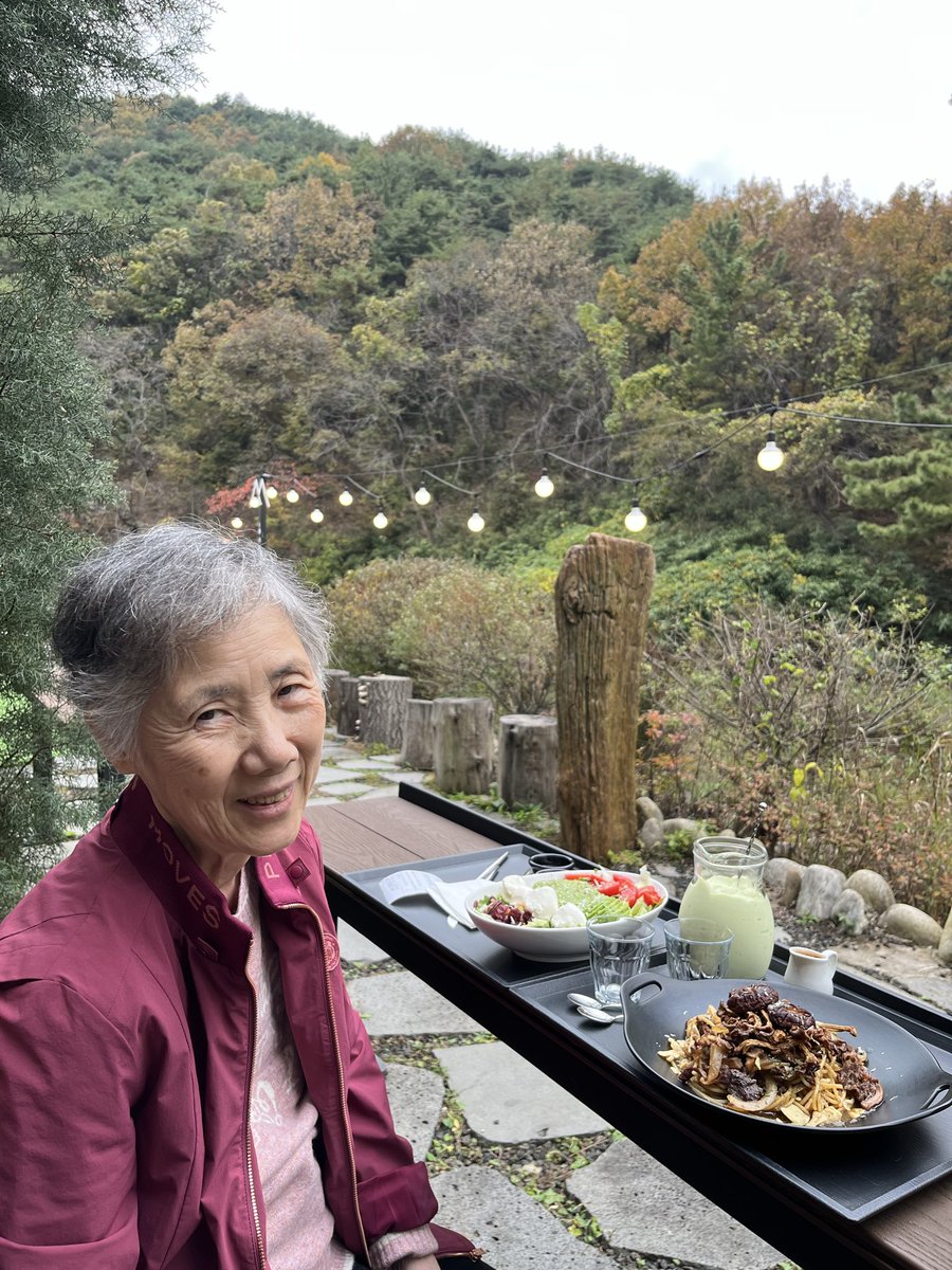 경북 칠곡 ‘IN A BREEZE’ 카페
계곡이 있어 자연을 만끽하며 조용한 시간 보내기 좋음. 
‘아보카도’ 재료로 한 메뉴가 특이함.