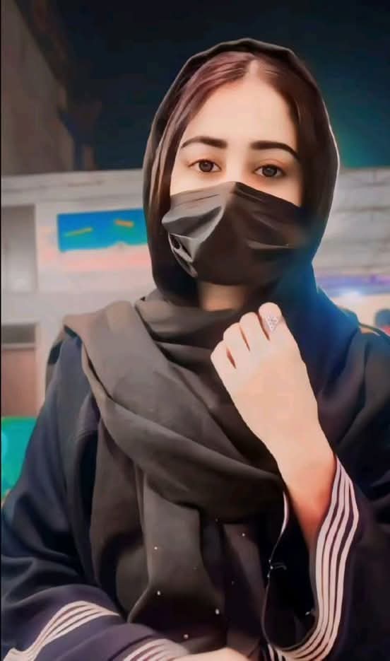 Harassyye's tweet photo. میں ہمیشہ ان لوگوں کو نظر انداز کرتی ہوں 
جنہیں لگتا ہے کہ دنیا ان کی دیوانی ہے! https://t.co/aYiKR28Rm9