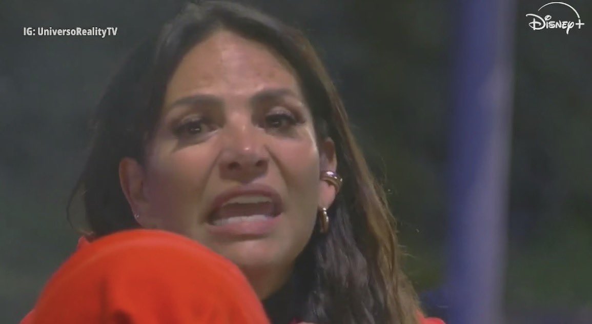 KhalMePapi's tweet photo. Fabiola ya pasó por todas las etapas de la peda, y ahora está llorando en la fogata con Manola, ay es que la amo mucho jajajaja #LaGranjaVIP https://t.co/uNMF6KrvQG