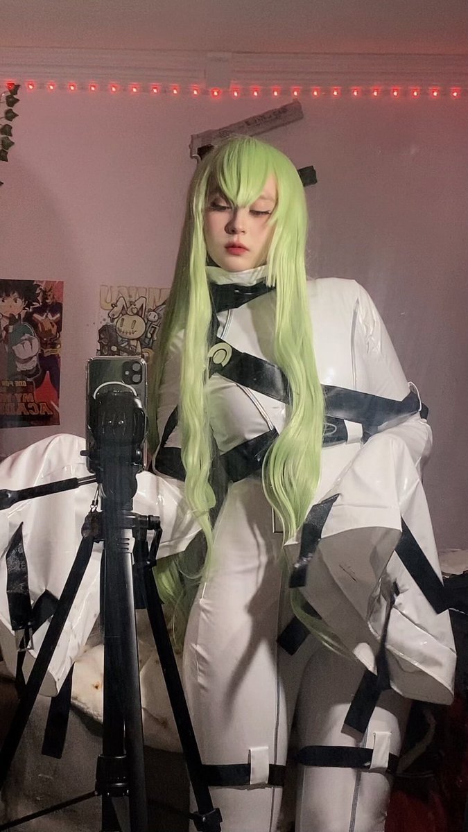 Grimoriummm's tweet image. C.C. from Code Geass 💚

I’ve wanted to do this cosplay for a while but I reeeeally dislike this wig colour so I’m probably gonna have to dye it a bit darker 😕

#CODEGEASS