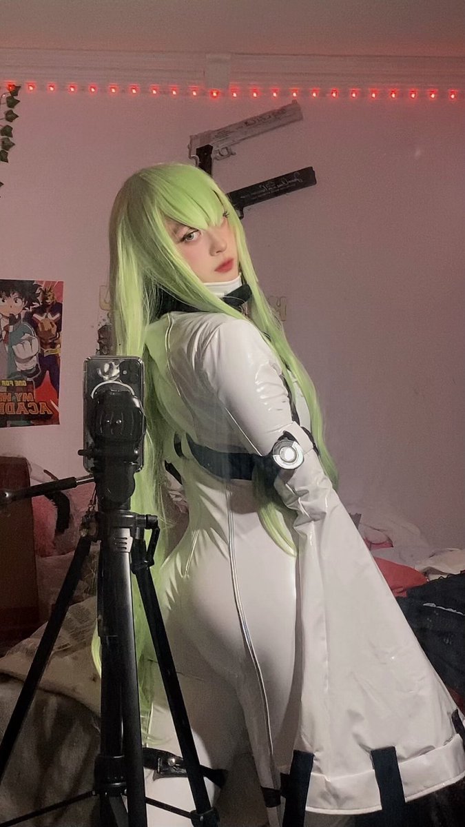 Grimoriummm's tweet image. C.C. from Code Geass 💚

I’ve wanted to do this cosplay for a while but I reeeeally dislike this wig colour so I’m probably gonna have to dye it a bit darker 😕

#CODEGEASS