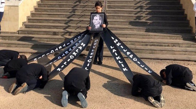 Düşünün imam başladı atatürk için kuran okumaya. Daha ilk ayetler. Mealen;
“Elif lam mim. Bu Kitap; kendisinde hiçbir şüphe olmayan, takva sahiplerine yol gösteren bir Kitap’tır.”
Nolacak? Kemalistler iman edip kuranı yol gösterici kitap olarak kabul edecekler mi? Kurana hurafe