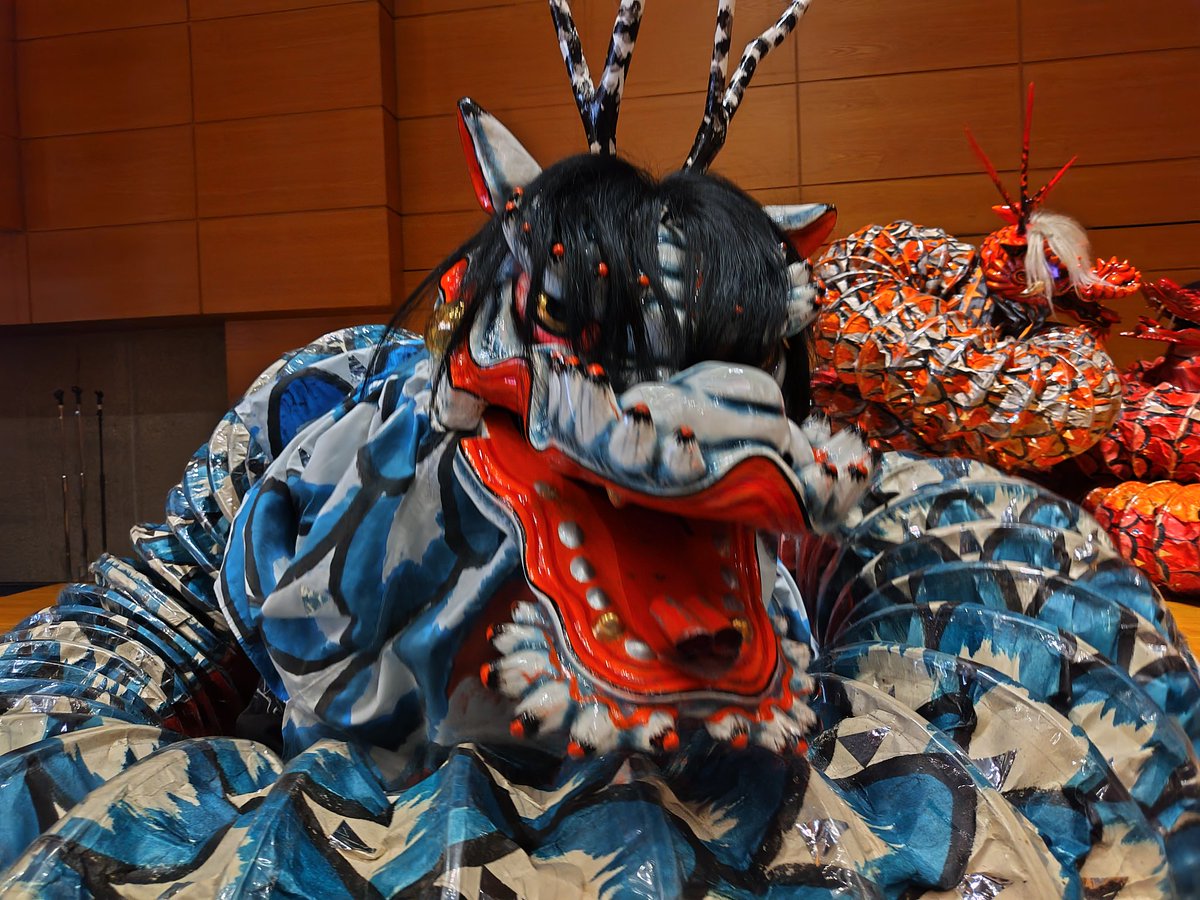 botannabe1994's tweet photo. 東京大田市人会に合わせて行われた石見銀山東京マルシェで恵比寿と大蛇を観てきました😊
今日は3才と4才のちびっ子も囃子方に参加！子供神楽も出来るといいなぁ🥰
#石見神楽　#島根県　#伝統芸能 https://t.co/3uUAD6A3kR
