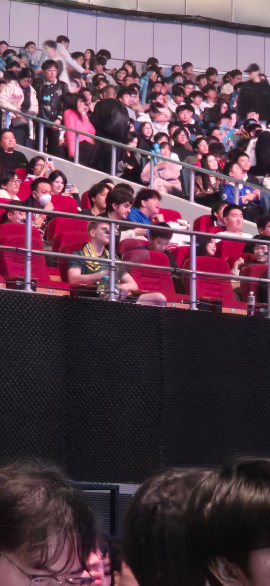 Customzz tweet media