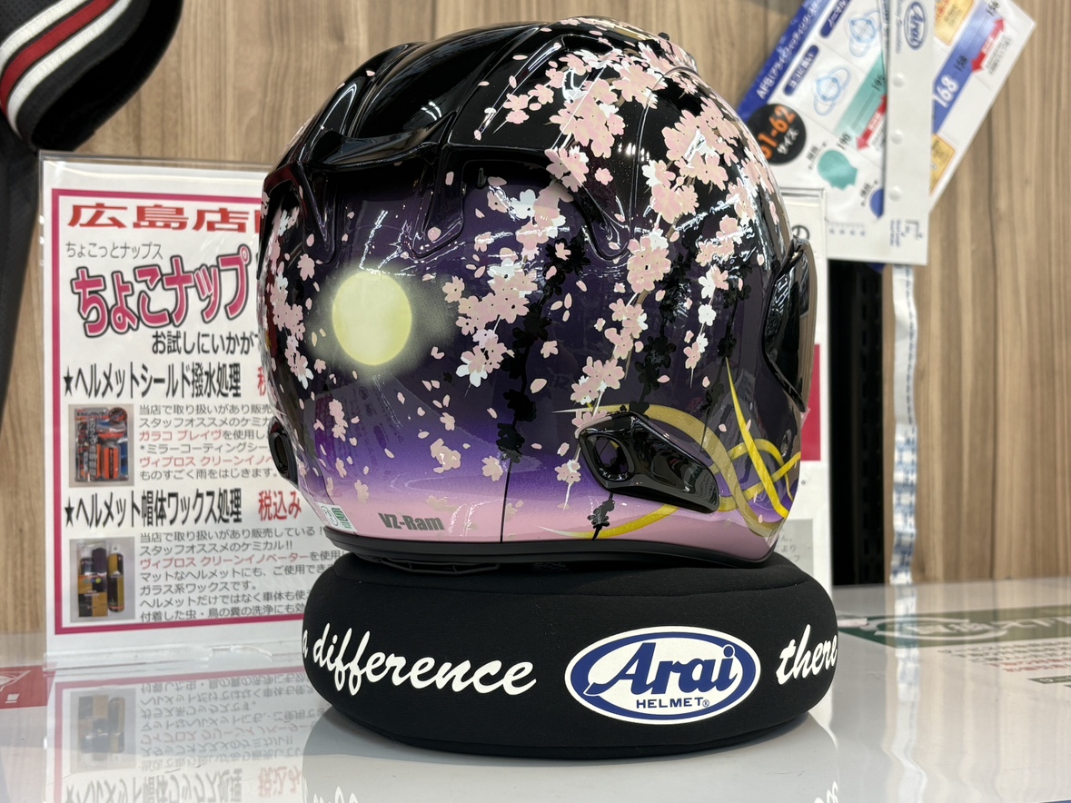 naps_chugoku's tweet photo. 🌸広島店新入荷情報🌸
【Arai VZ-Ram 宵桜】
入荷しました(`・��・´)マッテマシタ!
夜桜と月明かりをモチーフにした幻想的なグラフィック✨️
舞う花びらがめちゃくちゃ綺麗です!
女性ライダーにもおすすめ!✨
期間限定なのでお早めに( 'ω')ノ
広島にてお待ちしております!
#Arai #VZRam #宵桜 https://t.co/eIfc7P9QGZ