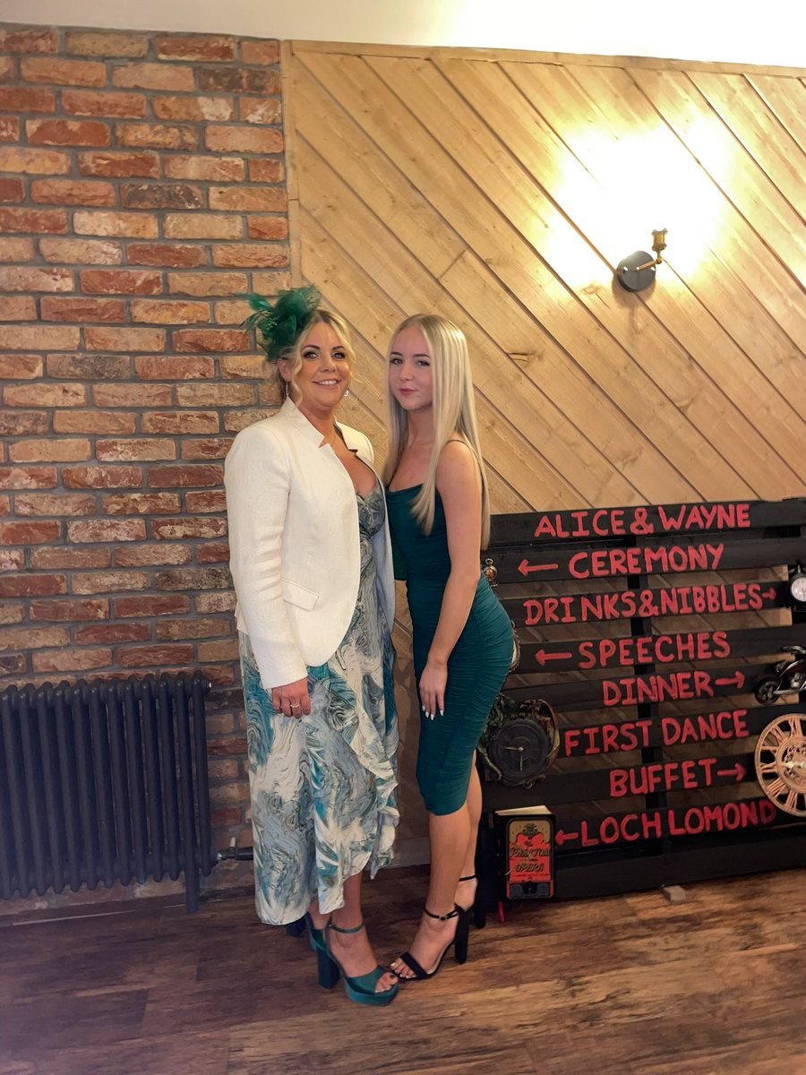 mother daughter tweet media