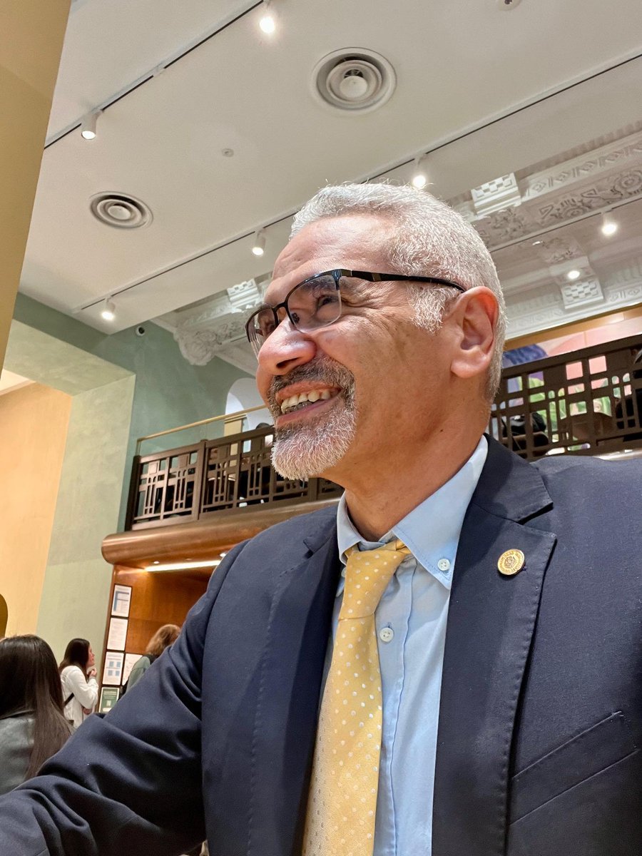 الجلابية والزي الوطني المصري

د. أيمن زُهْري

عندما كنت أدرس بالمركز الديموغرافي بالقاهرة في أوائل تسعينيات القرن الماضي وكان بالمركز العديد من الجنسيات من أوروبا وآسيا وأفريقيا، دأب أستاذنا الدكتور هشام مخلوف (طيّب الله ثراه) على إحياء فكرة اليوم العالمي حيث كان الطلاب يحضرون