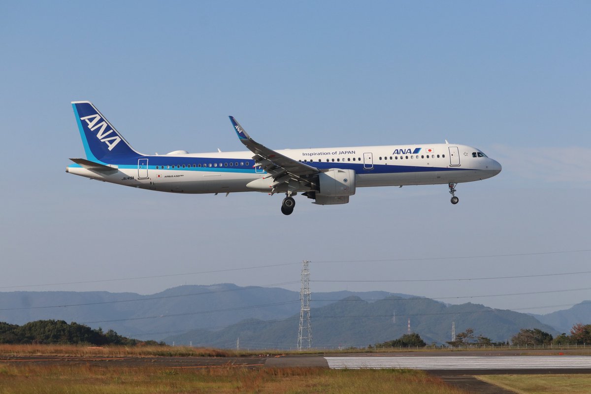 今日の高松空港、NH997便
ANA Airbus A321-272N JA149A

RWY08華麗に着陸～直前の2機 (JAL, HK) はRWY26着陸だったので、波平右往左往する🤣