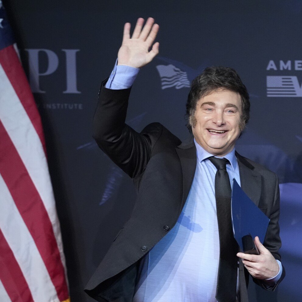 Milei superstar !

Présent hier à Miami en tant qu’invité du American Business Forum, Milei a été accueilli comme une rockstar partout où il est passé.

Le maire lui a offert la clef de la ville, Rafael Nadal a tenu à poser avec lui pour une photo, la foule l’a acclamé lors de