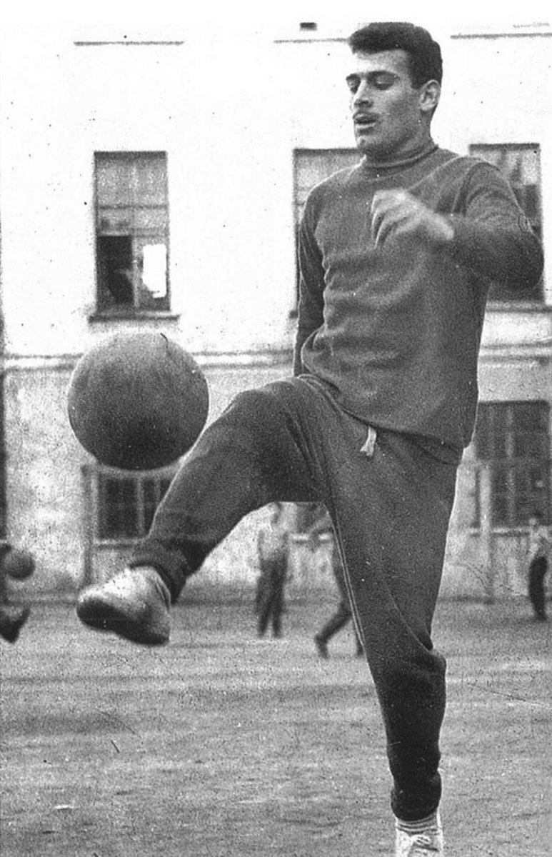 Galatasaray'ın unutulmaz futbolcularından Candemir Berkman, Galatasaray Lisesi'nin ünlü futbol sahası Grand Cour'da antrenmanda.