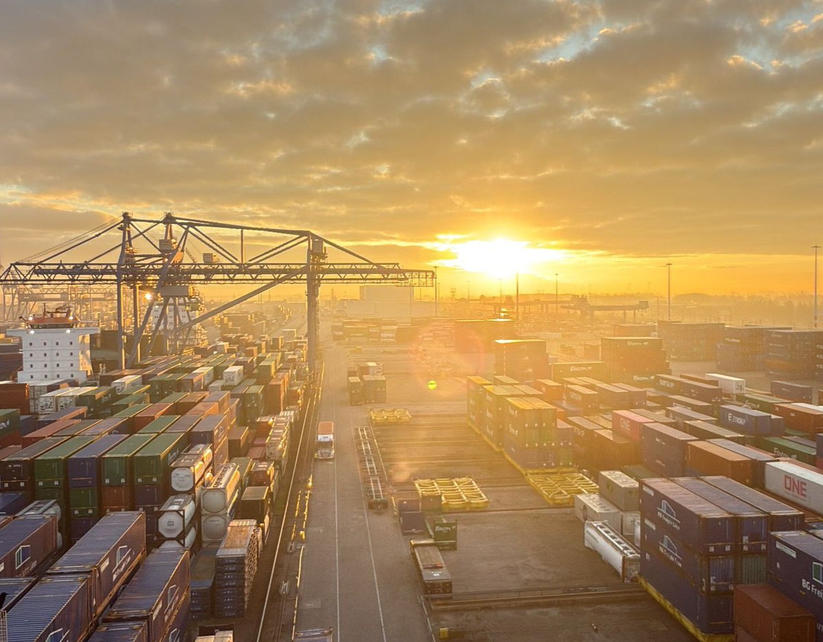 De haven van #Rotterdam deze zaterdagochtend. #goedemorgen